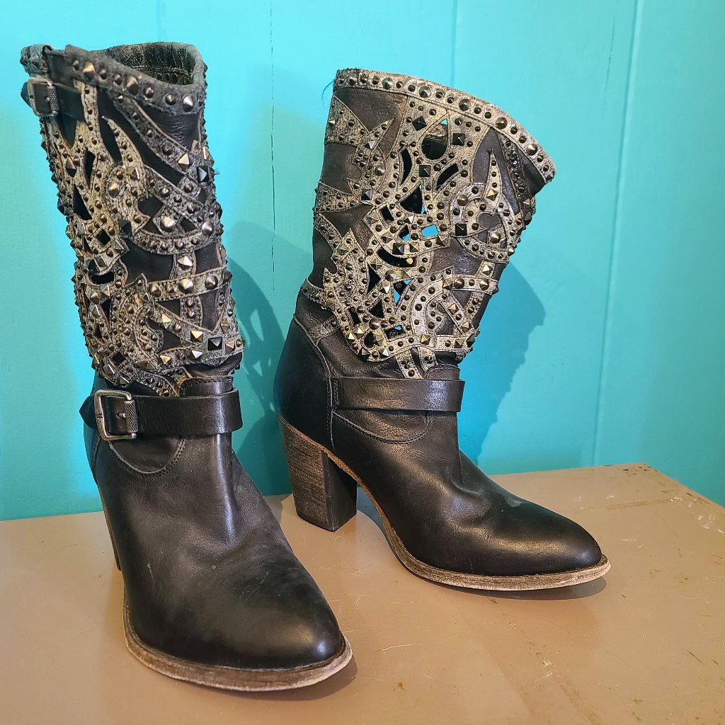 Rare Frye Ilana Deco Black Studded - Size 10
